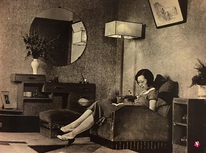《对照记》里有张照片,是张爱玲姑姑坐在她曾和黄逸梵合租的公寓里.