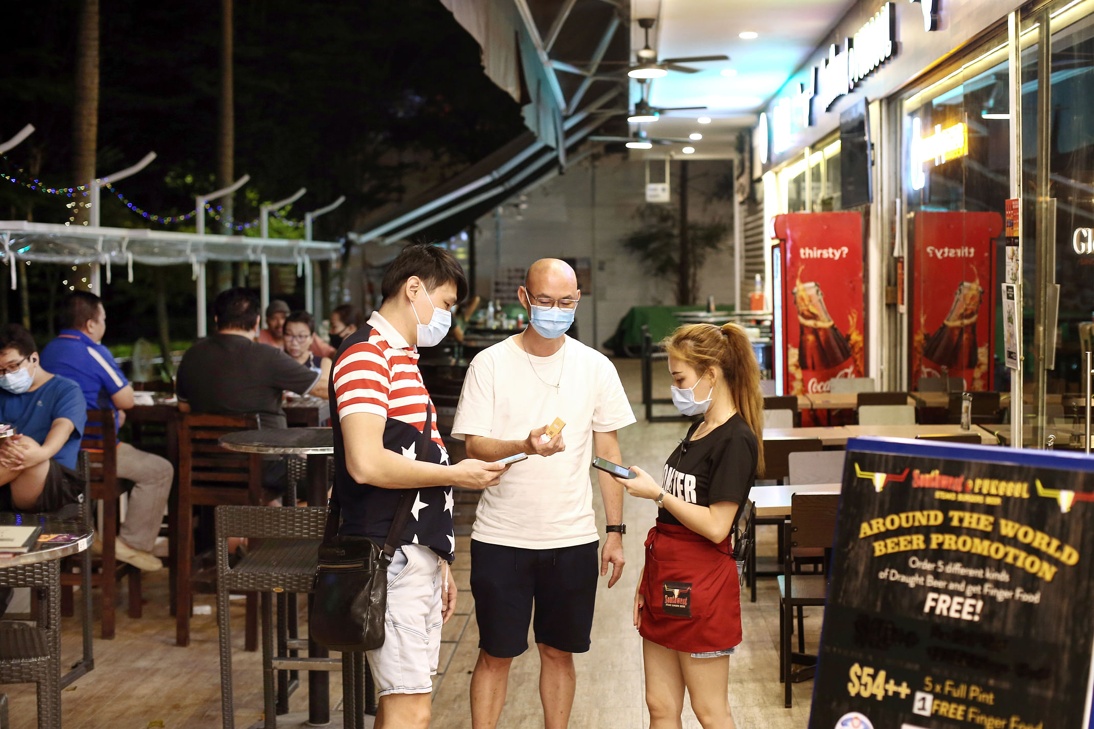 我国昨日启动迈向新常态预备期餐饮场所多重措施落实堂食新条例 早报