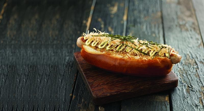东京热狗使用黑猪香肠、柴鱼碎、海带和味噌为食材。