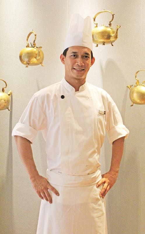 家味中餐馆主厨李伟德，从盆菜取得灵感，以鹅掌烹制海味一品煲。（受访者提供）