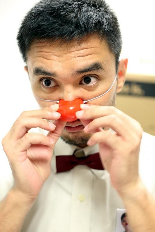 红鼻子是医疗小丑的标记。（龙国雄摄）