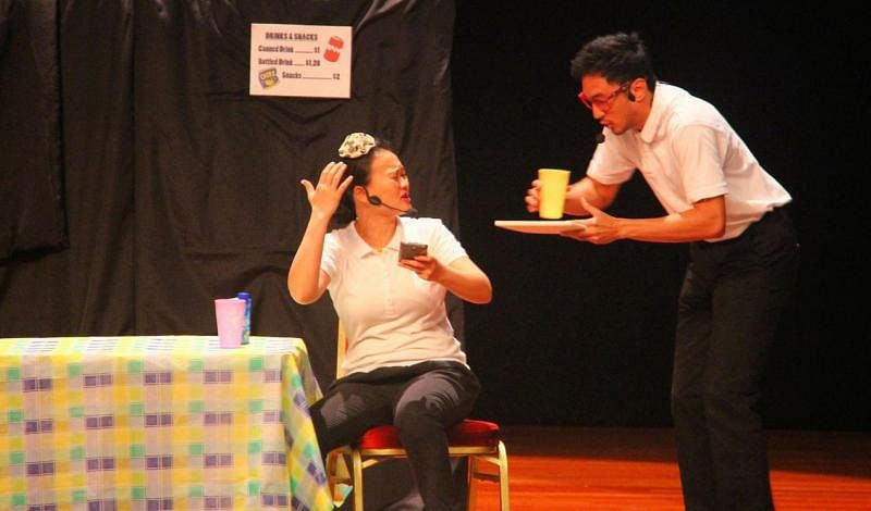 李皋驹去年到一所工艺教育学院表演短剧向学生传达网络霸凌和互联网安全信息。（受访者提供）