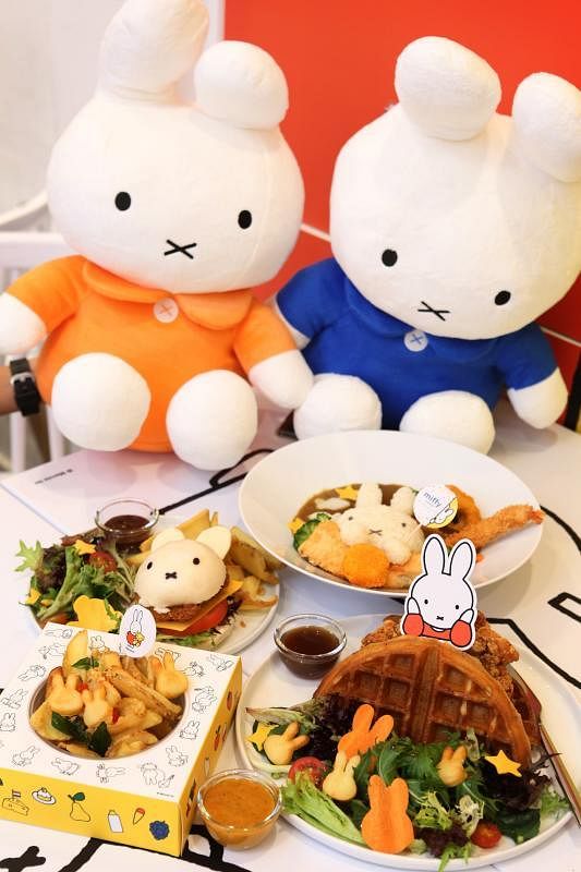 米菲兔主题咖啡馆的招牌餐有炸鸡配格子松饼和日式海鲜咖喱饭。