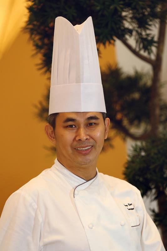 新加坡富丽敦酒店玉楼总厨梁志贤创作出燕窝新菜，让人吃到不一样的燕窝。（陈来福摄）