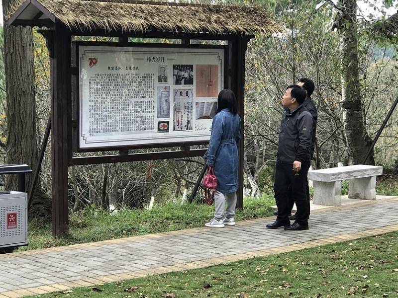 游客阅览有关林可胜的事迹。