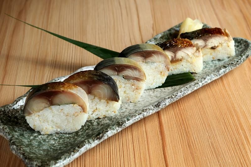 三种风味的鲭鱼寿司。
