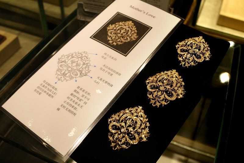 林德源制作的这款胸针被赠送给日本明仁天皇的皇后美智子。