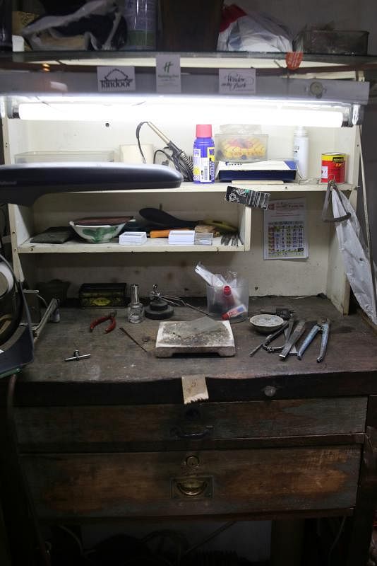 林德源在发珠宝行的工作台和所使用的工具。