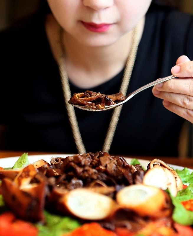 吃一口“濒临失传”的欧亚菜式Seh Bak，由猪的各个部位如耳朵、肠、肚、心、舌等混煮而成，毫不浪费。（龙国雄摄影）