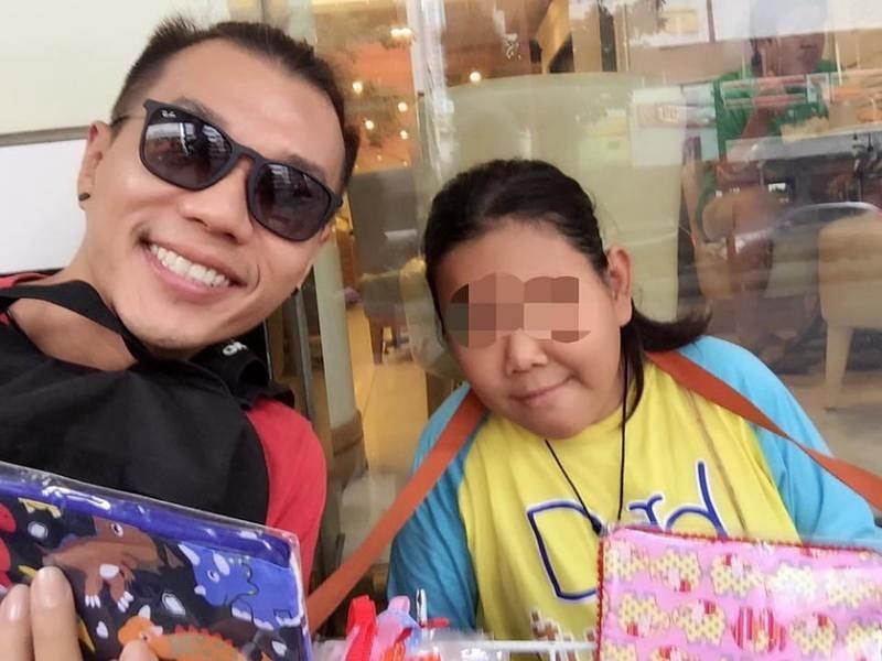 陈家兴在曼谷买下路边摊孩子的手工艺品。他与他们合照后，都把他们的脸蒙去，才放上社交媒体，以保护他们。