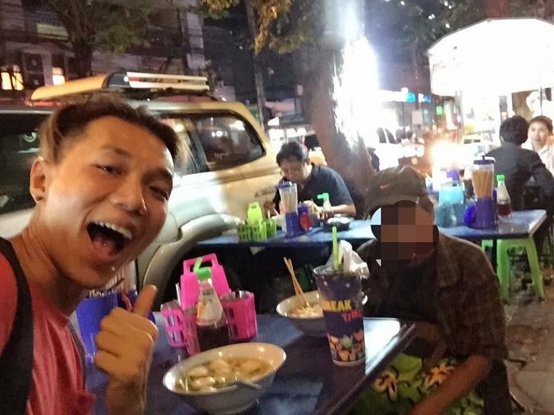 陈家兴在曼谷请露宿者吃饭。