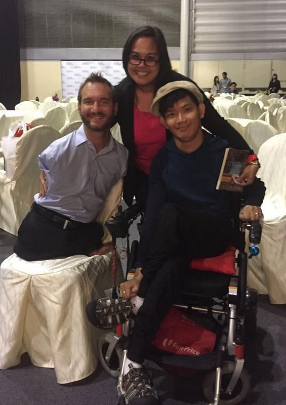 黄忠龙与太太一起会见前来新加坡的澳大利亚著名残疾激励演说家力克·胡哲（Nick Vujicic）。（黄忠龙提供）