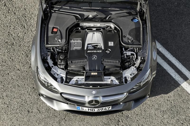 新AMG E63 S的4公升V8双涡轮增压引擎，取代过去5.5公升V6双涡轮增压引擎，引擎容积虽减少，但最大马力却提升至612bhp。