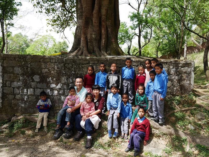 2015年，薛奇峰在印度北部的喜马偕尔邦（Himachal Pradesh）举行画展“爱在喜马拉雅山”，展出20幅作品，并把画展所得捐赠资助当地小孩与寡妇。（受访者提供）