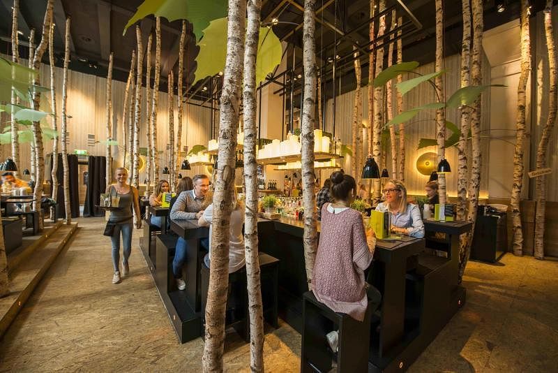 Hans im Gluck的餐饮空间都用桦木装潢，桂妮拉希望把每家餐馆打造成桦木林，让顾客在零压力下用餐。