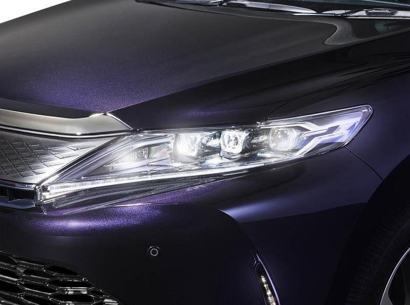 车头大灯采用扁长尖锐S形的LED配置，令车子看起来炯炯有神。