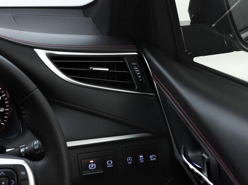 不少经常会用到的操控按钮设置在车门边空调出口下，极为方便。