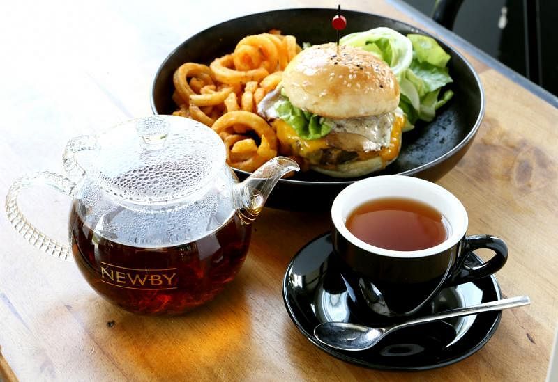 Wildseed Cafe选用英国茶品牌Newby Teas来配餐，人们吃着和牛汉堡时，可喝武夷山正山小种红茶。
