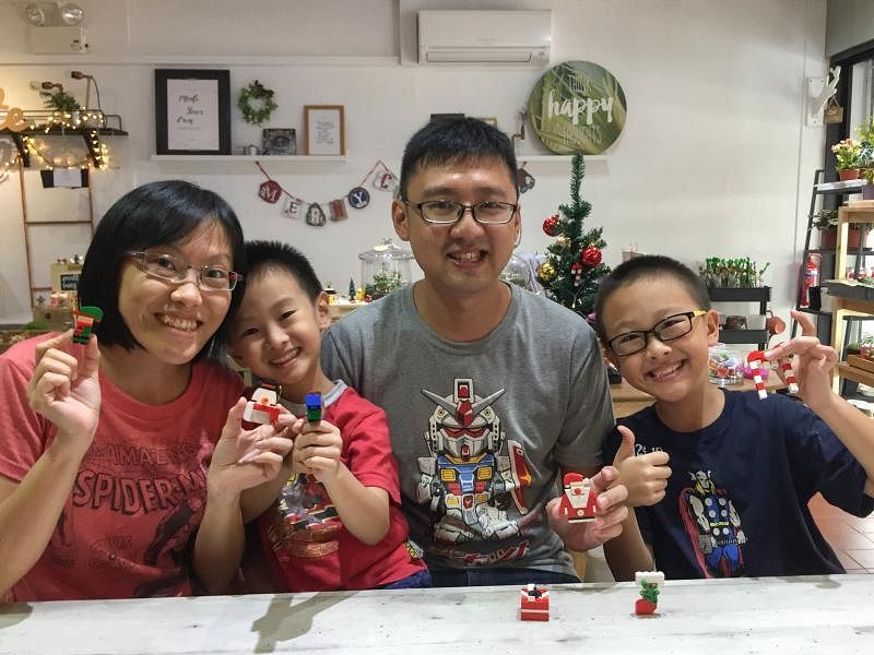刘向荣（右二）和家人一起玩乐高积木庆佳节。（受访者提供）