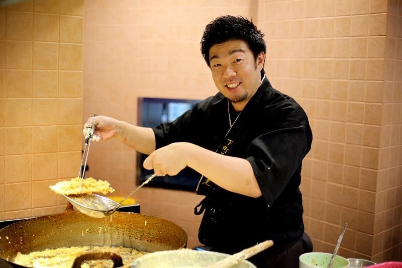 今年中旬在新加坡开业的天妇罗餐馆“浅草秋光”，由第五代掌门人谷原秋光掌勺。（龙国雄摄）