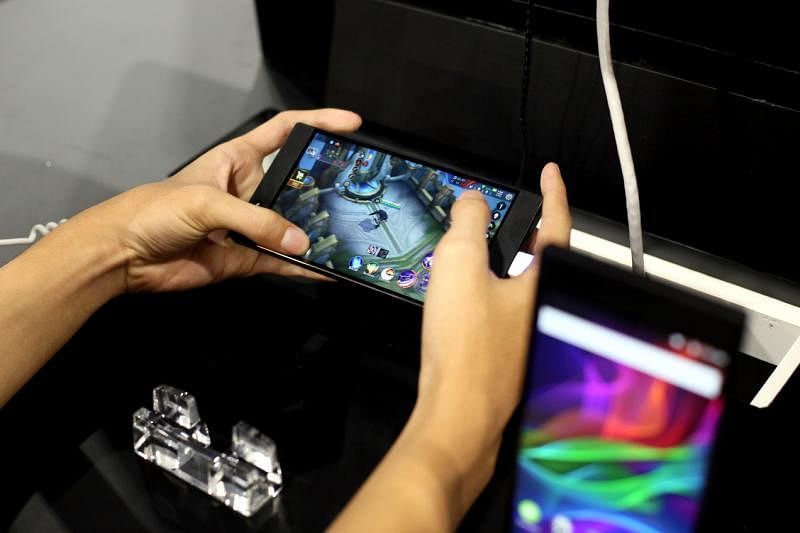 雷蛇推出的第一台智能手机Razer Phone，具有强大的游戏和娱乐功能，主要针对游戏玩家。（档案照）