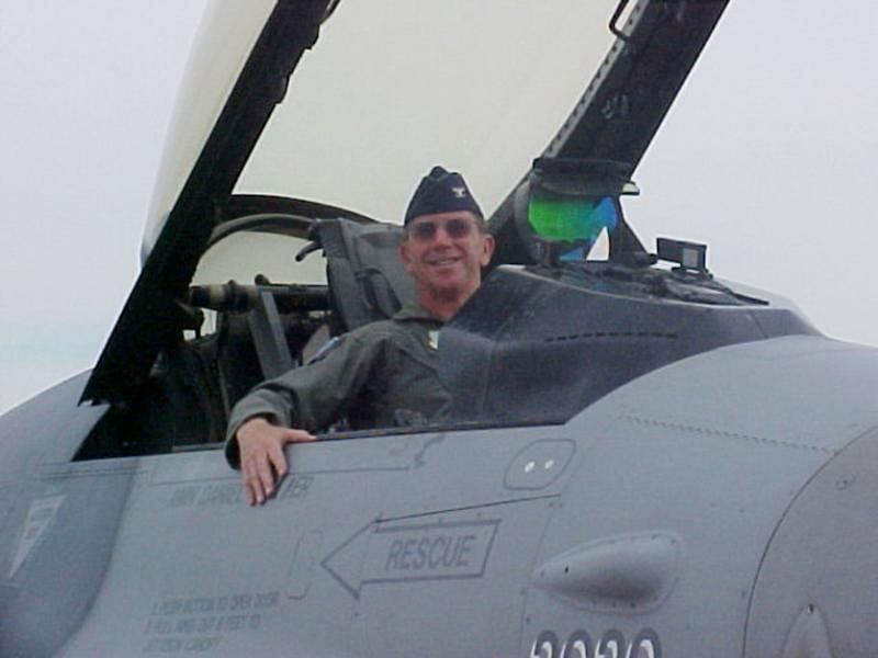 蒂京担任空军上校时，经常驾驶F16战斗机，确保区域安全。图为蒂京2004年摄于巴耶利峇空军基地。（受访者提供）