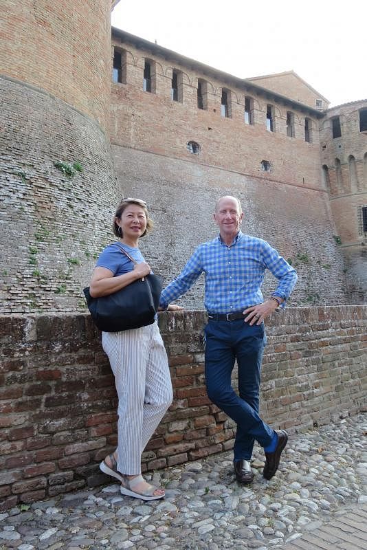 蒂京和马来西亚籍妻子李爱琴酷爱旅游，图为他们2017年在意大利旅游时留影。（受访者提供）