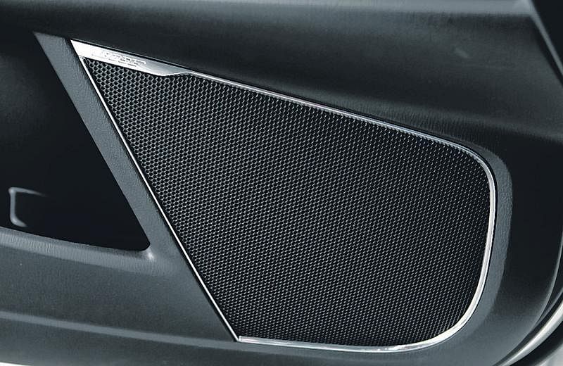 Bose高级音响系统，12个扬声器传出品质出色，高低音层次分明的音乐，大大提高驾驶乐趣。