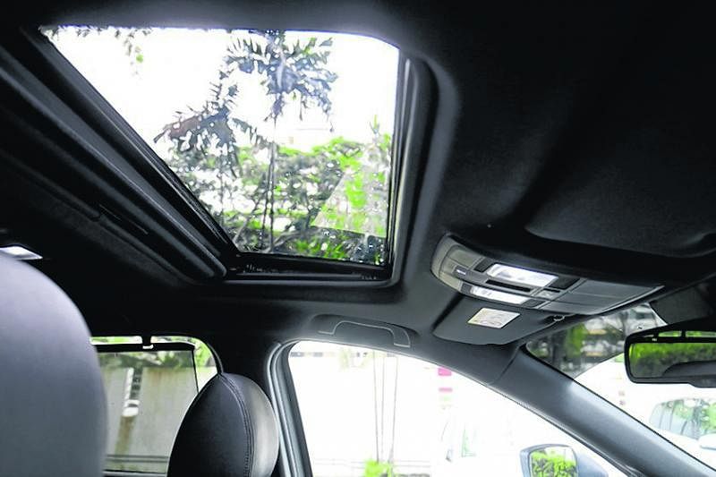 车顶天窗方便散热和空气流通。