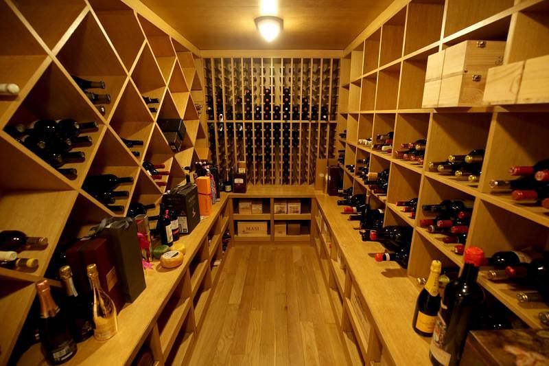 房子地下层有个可储藏1000瓶美酒的酒库。
