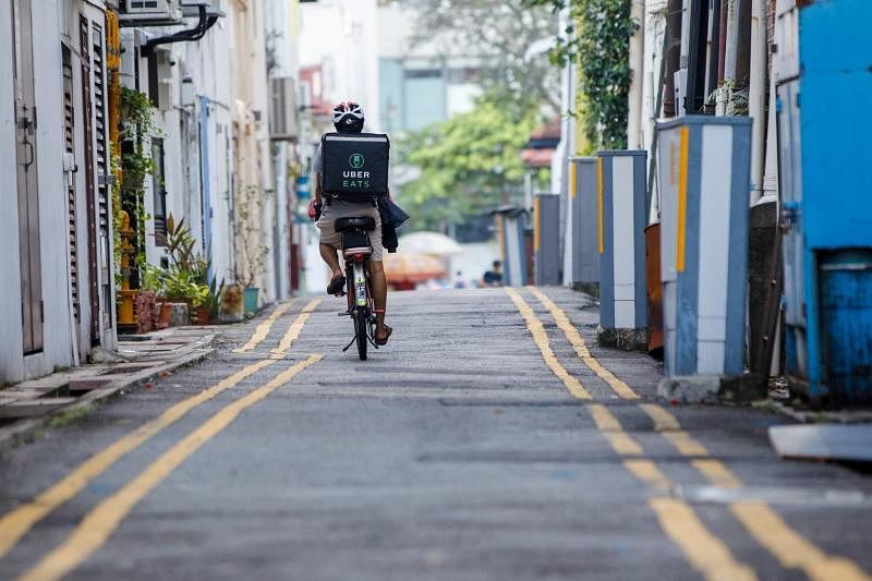 外卖递送员骑脚踏车送餐，用空闲时间为自己轻松赚外快。