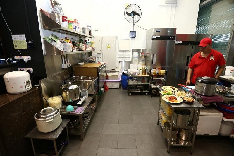 咖啡馆的开放式厨房方便残障人士移动。