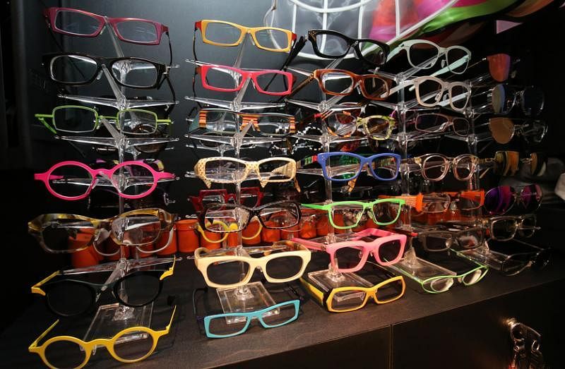 陈国荣医生的眼镜藏量不少，几乎每一副都颜色鲜艳，房子内最适合收藏摆设这些眼镜的地方是服装间，有特别的专属柜。