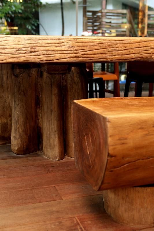 主长桌与长凳都是整块印尼柚木砌成的，天然纹理，厚实暖度。