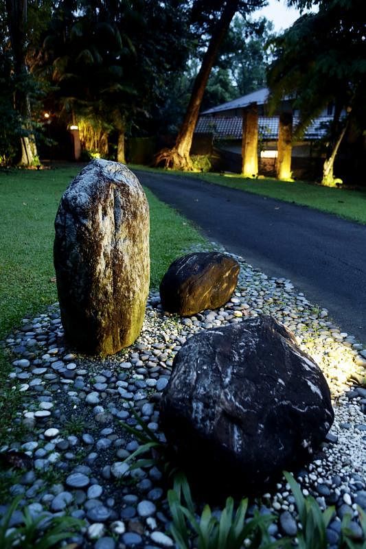 远处的三块长石头，近处三小块石头，都运自峇厘岛。