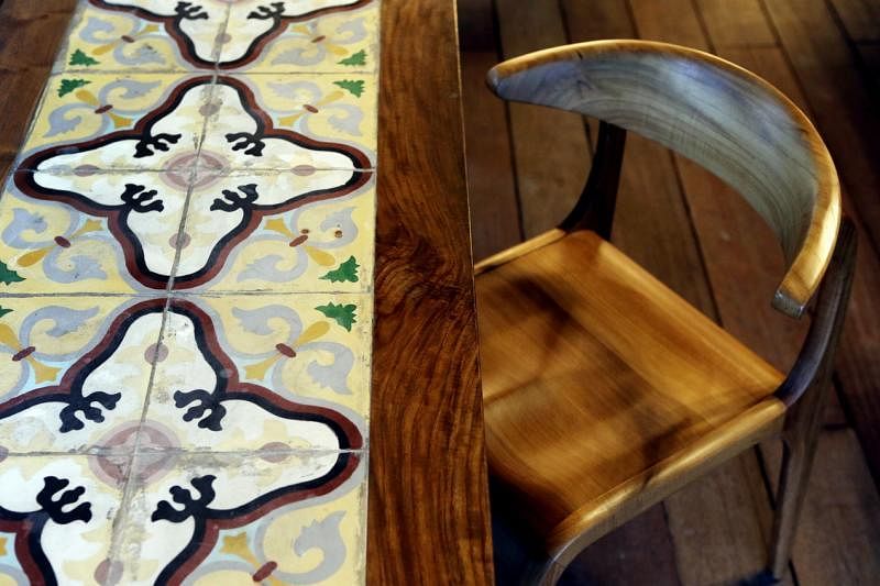嵌入花砖的柚木桌面与有设计感的柚木椅。