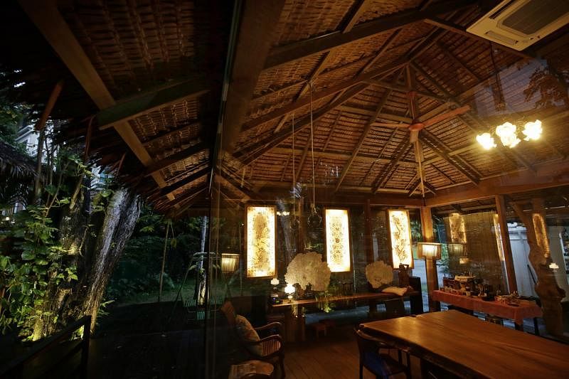 玻璃屋内陈设以柚木家具为主轴，洋溢峇厘岛的热带风情。