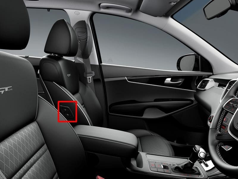 前排乘客座椅旁有一个特别按钮（框内），方便司机前后移动或调整乘客椅背斜度。