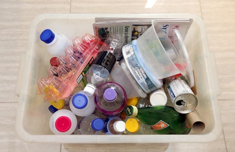 刘嘉慧与家人在家中设立的环保箱收集了塑料瓶、铁罐、玻璃罐等等。（严宣融摄）