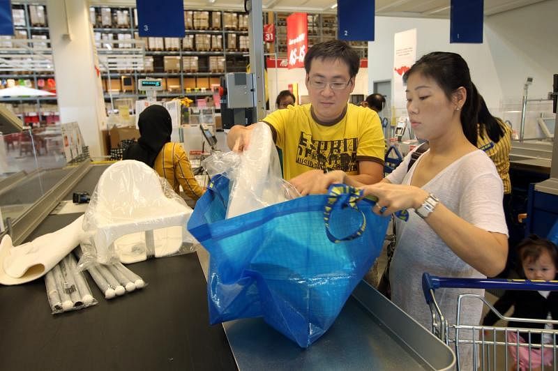 宜家不提供免费塑料袋，顾客如果需要，必须花钱购买。（档案照）
