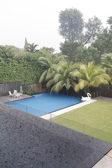孩童泳池、主泳池，以及花园的设计都简单有格调。