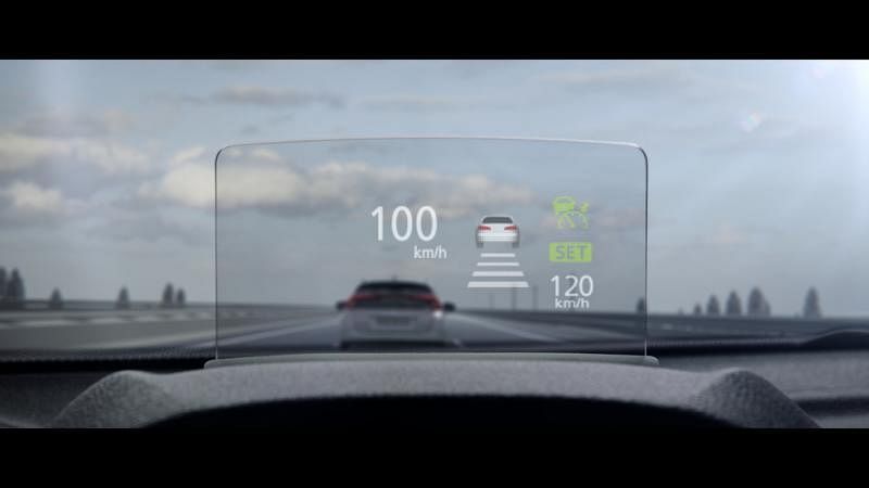 彩色平视显示屏（HUD）能显示车速和一些安全警示灯信号，车主可以调整其亮度和高度，如果不需要也可以收起来。