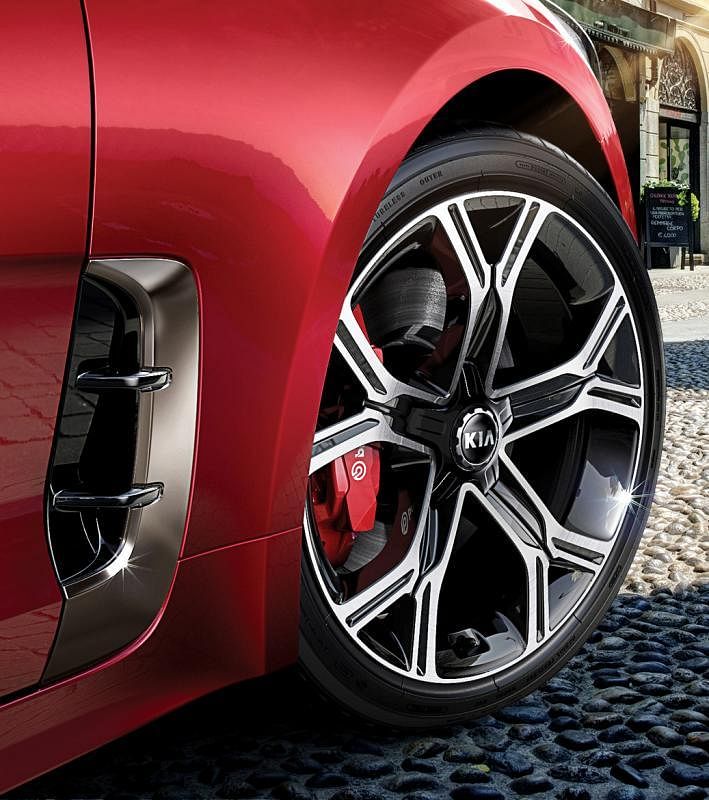19英寸的轮圈搭配醒目的红色Brembo刹车卡钳，运动风十足。