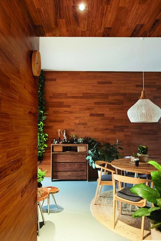 以木色为基调的天花板、墙壁与家具，装潢风格统一和谐。