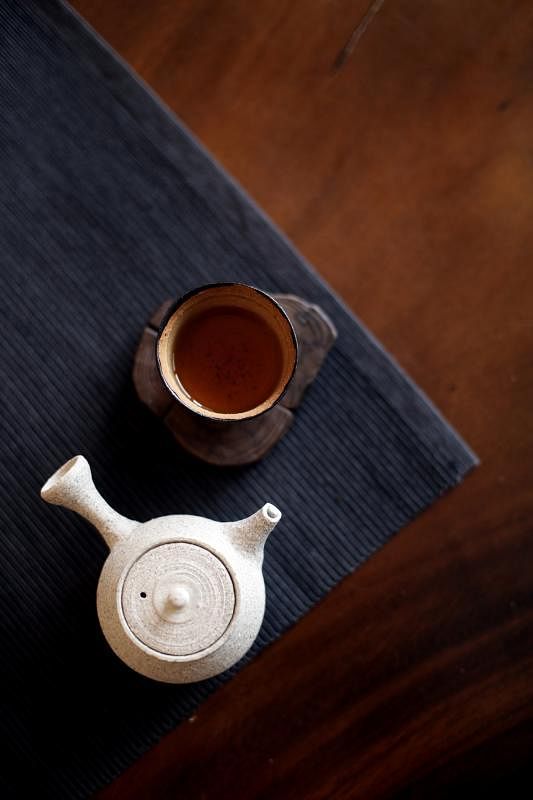金怀奇设计手作不同造型的泥质茶壶。