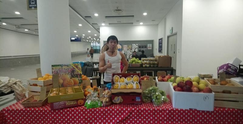 每周二和周五在新加坡管理大学餐饮店B3举行的果菜市集。