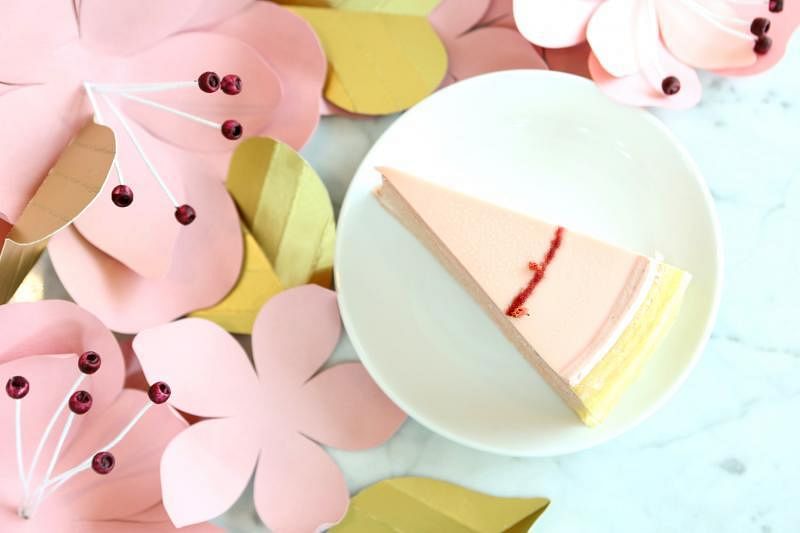 层层美味的樱花莓子法式千层蛋糕“Sakura Berry Mille”。