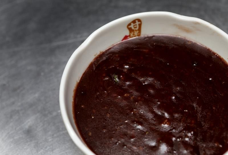 腌制琵琶鸭的特色酱汁。