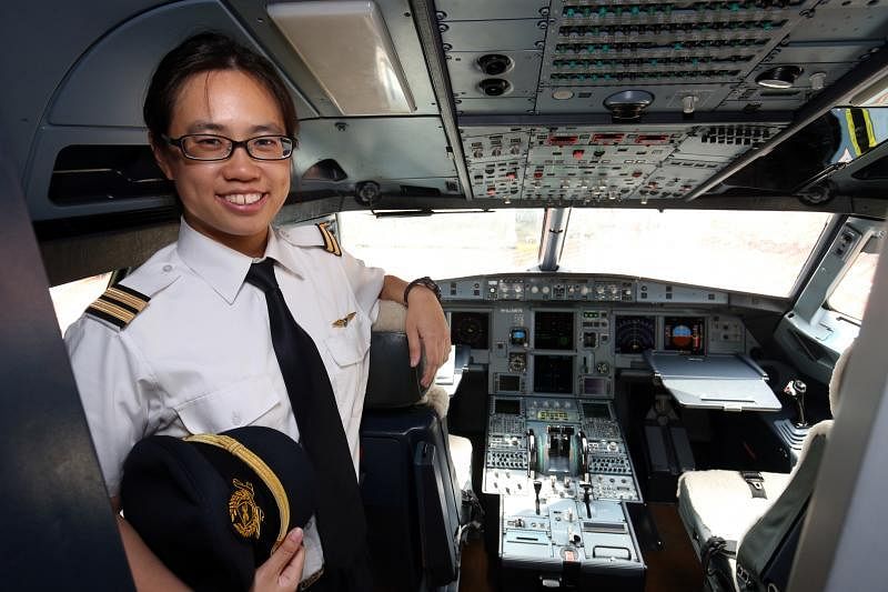洪羚嘉在美国考取私人飞行执照后，第一次升空便爱上飞行，操控起降是她最期待的事。