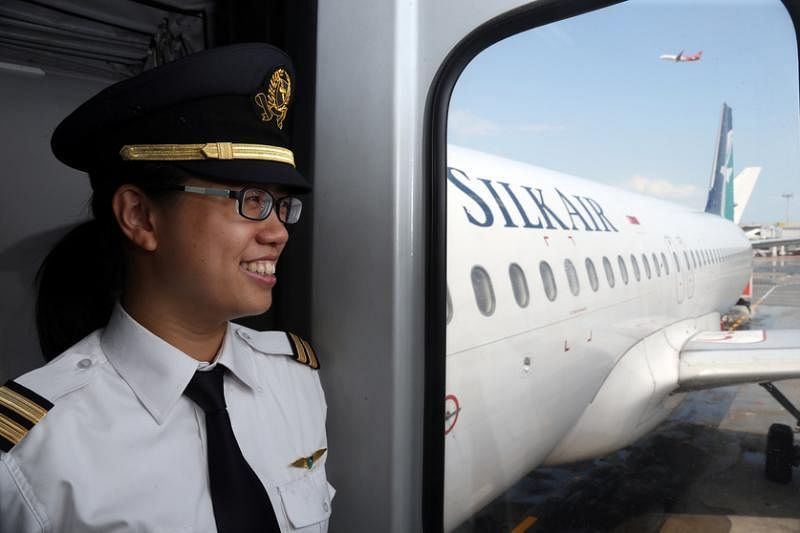 飞机着陆后，洪羚嘉喜欢走出驾驶舱跟乘客说再见。